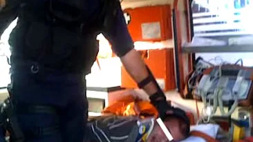 Show-ul genial al unui drogat din Vama Veche: F***-ti Jandarmeria matii! Fa-mi ma poza! Va omor pe toti, uitati-va la mine! Nu mai rade, ba saracule! Asistenta, te-am trezit din mortii ma-tii!