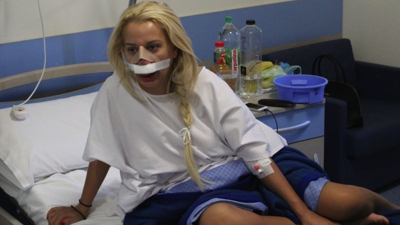 Simona Traşcă, prima apariţie după ce şi-a operat faţa! Cum arată acum focoasa blondă