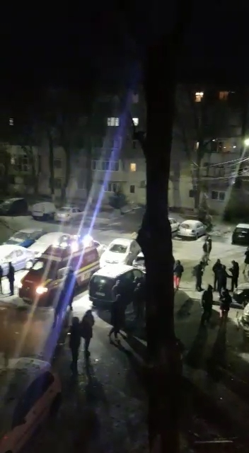 Explozie urmată de incendiu într-un bloc din Găeşti. Localnicii au fost evacuați de urgență | FOTO