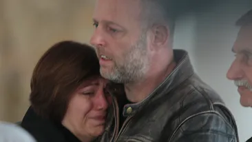 Imaginile durerii de la priveghiul maestrului MIRCEA ALBULESCU! Fiul şi nora actorului nu-şi pot stăpâni lacrimile