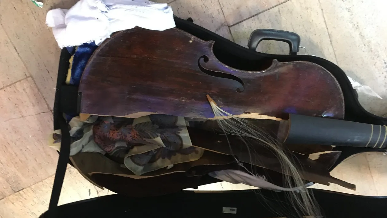 Cum arată vioara unui artist, după ce a fost transportată cu avionul. Proprietarul acuză compania aeriană. “Urăşte muzicienii!”