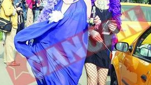 Transsexualii straini isi bombeaza fesele cu silicon in Romania