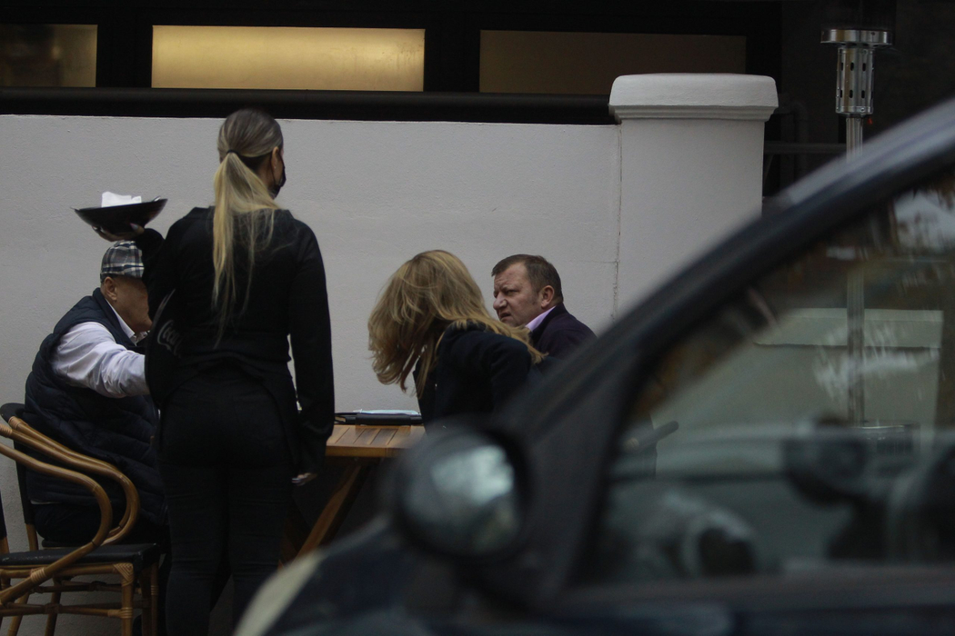 Dorinel Munteanu a ieșit la o terasă cu soția lui, iar la scurt timp a venit și un amic al celor doi