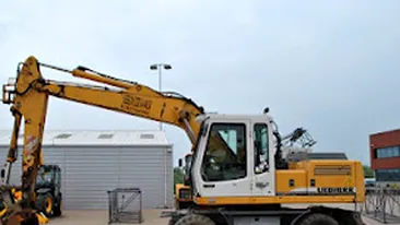 Un muncitor a murit dupa ce anvelopa unui excavator i-a explodat in fata