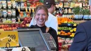 Tânăra din imagine şi-a luat un pachet de gume, dar a refuzat să achite la casele self pay. Motivul din spatele gestului bizar te poate pune pe gânduri