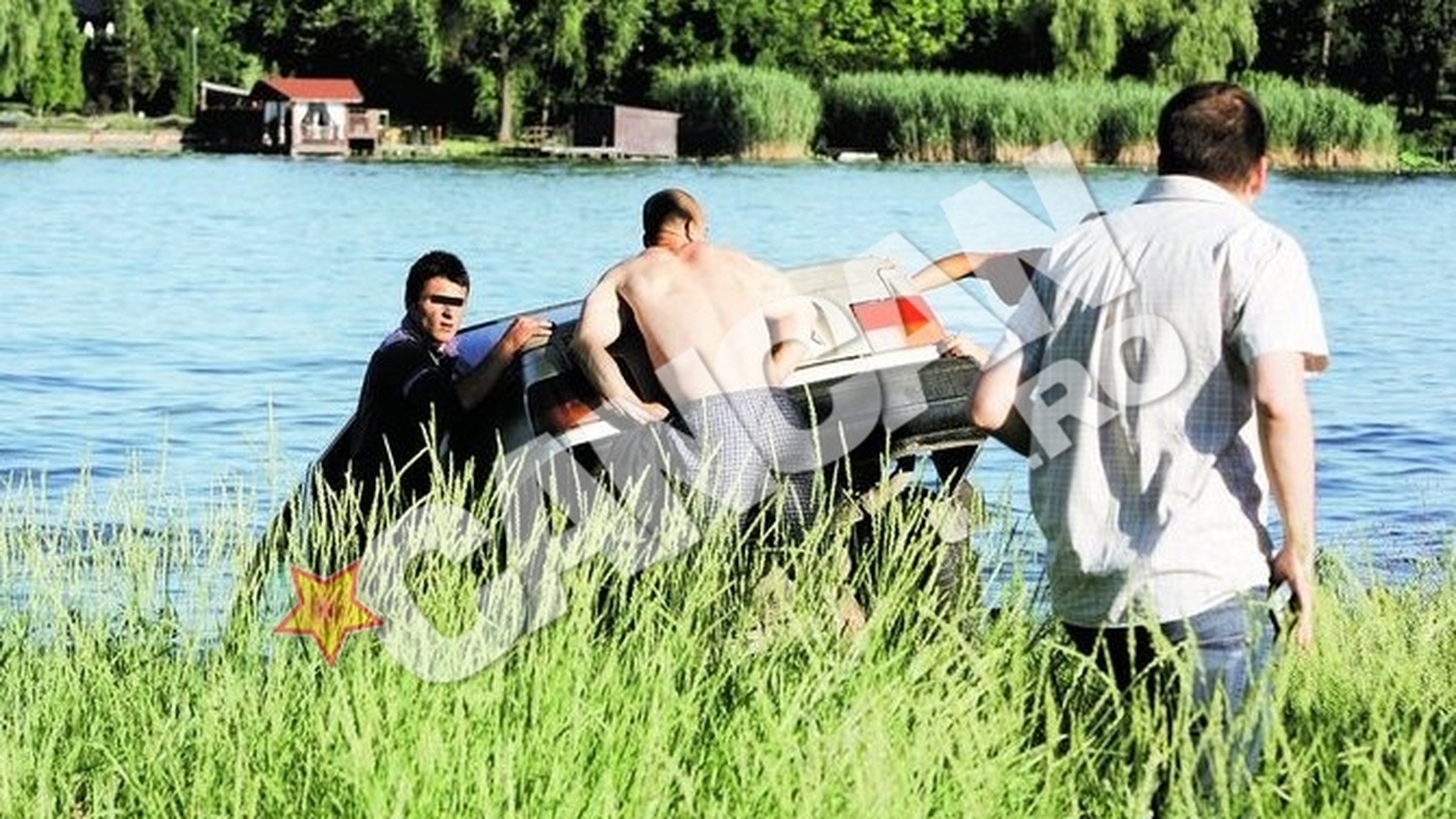 Gratar stins cu lichid de frana pe lacul Snagov! Au lasat-o la punctul mort si s-au trezit cu Dacia in lac