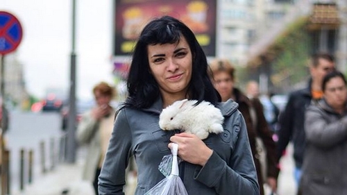 "Daca ma vede tata asa, ma omoara!" Vezi cum a fost surprinsa tanara asta in plin centrul Capitalei!