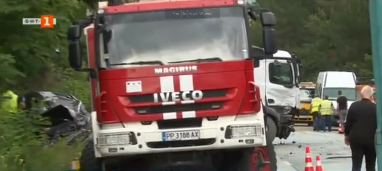 O familie de români, implicată într-un accident mortal produs în Bulgaria. Copilul de 8 ani, scos în comă din mașina care a devenit sicriu pentru mama lui