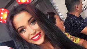 DANIELA CRUDU s-a pozat într-un costum de baie inedit care i-a lăsat zona intimă la vedere! Ce mesaj era scris pe el