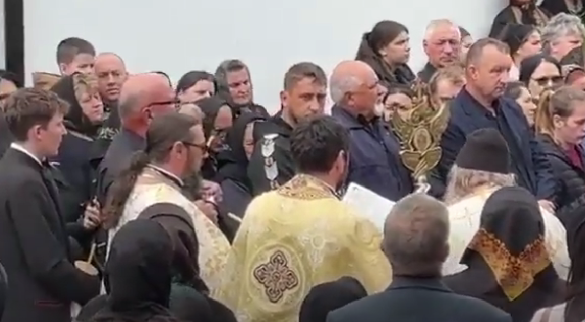 Ancuța și Costel Lăzărescu, împreună cu cei 2 copilași ai lor, au fost conduși pe ultimul drum de sute de oameni. Imaginile durerii!