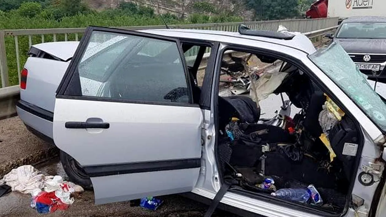 Un român a murit, soţia şi copilul lui sunt în comă, după un accident înfiorător în Bulgaria! Au fost implicate 4 autoturisme şi un TIR