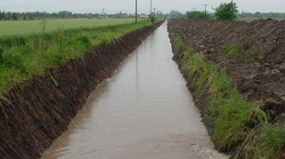Cadavrul unei femei a fost descoperit intr-un canal pluvial din judetul Hunedoara