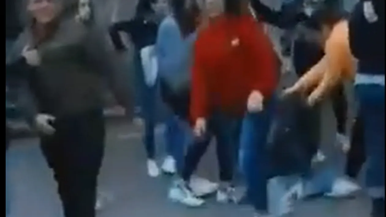 E scandal URIAȘ! Opt eleve din Fălticeni s-au bătut ca-n filmele de karate! Totul a fost filmat și pus pe Facebook VIDEO