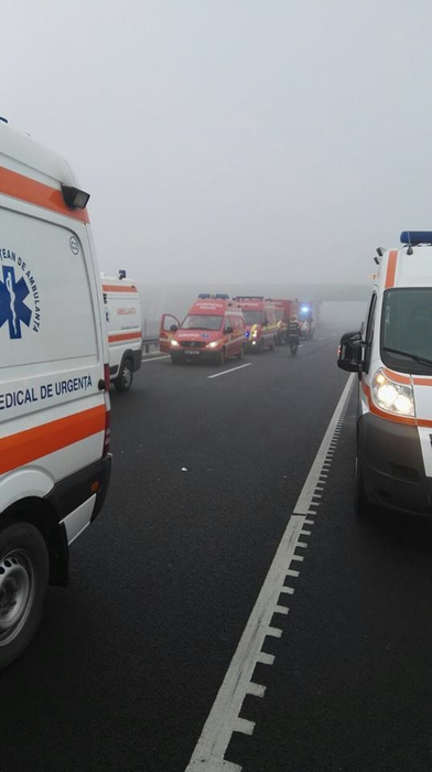 Imagine de la locul accidentului de la Nădlac, unde cel puţin 4 persoane şi-au pierdut viaţa şi 10 au fost rănite, după ce un autocar a intrat în coliziune cu mai multe autoturisme