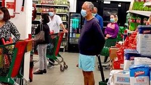 Oamenii au crezut că nu văd bine! Cine e, de fapt, acest bătrânel care stă la coadă în supermarket