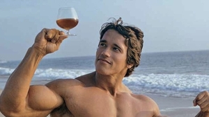 Nu mai e ce-a fost odată! Muschii lui Arnold Schwarzenegger au intrat la apă! Cum arată acum la bustul gol