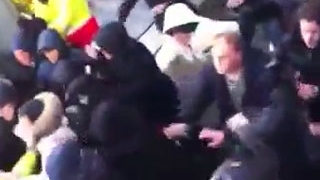 Filmul care l-ar face pe Nesu sa planga! Un tata cu patru copii e speriat de moarte la un meci al lui Utrecht cand zeci de ultrasi sar la bataie
