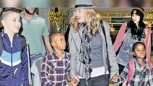 Madonna se descurca greu cu rolul de mamica "O sa-mi explodeze capul"