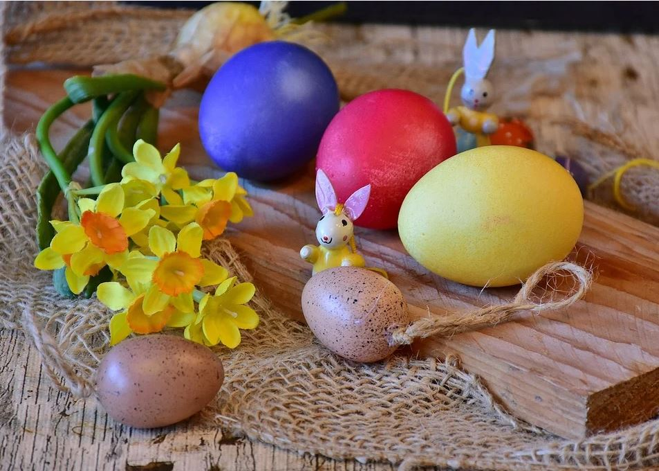 Tradiția spune că, în prima zi de Paște, sufletele celor din lumea de dincolo se întorc la casele lor, iar în fiecare gospodărie este aprins focul pentru cei morți © pixabay.com/ro