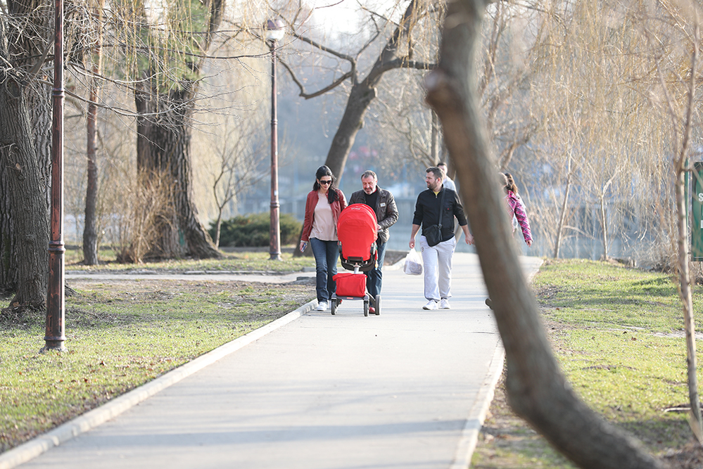 Andreea Pană şi Costică Constanda, în parc, cu copilul lor