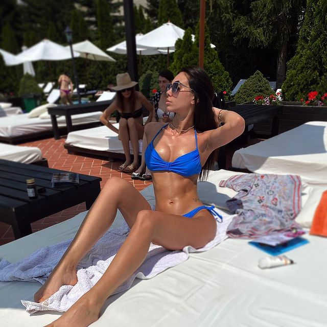 Denise are puțin peste 7.000 de urmăritori, care sunt curioși să afle, zi de zi, ce mai face bomba-sexy