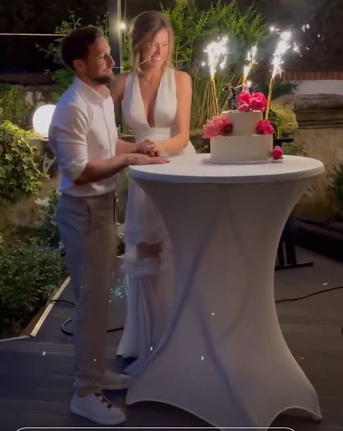 Ce ținută sexy a purtat iubita lui Răzvan Simion la cununia Gabrielei Prisăcariu cu Dani Oțil! Alintul folosit de prezentator pentru Daliana Răducan | FOTO