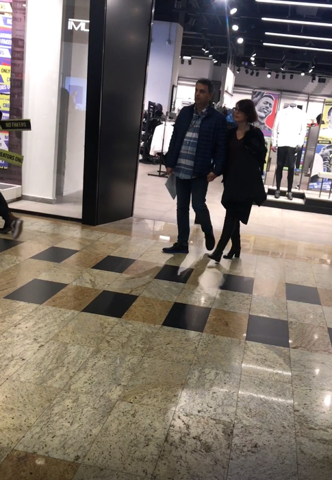 Ținându-se de mână, Lucian Mîndruță și soția sa au mers la limbare prin mall