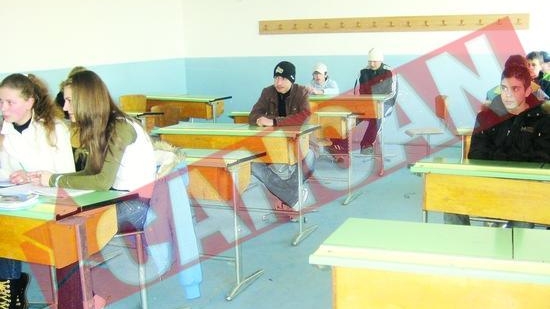 Profesorul pistolar, intaratat de sanii ei