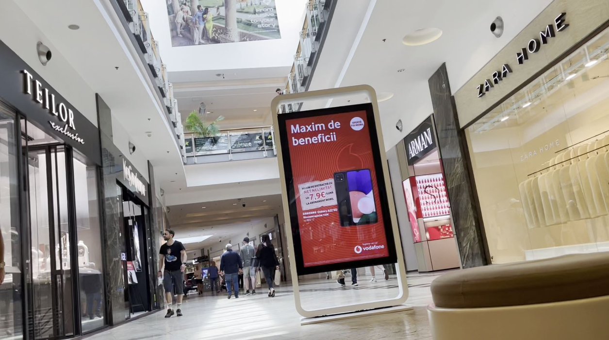 Dani Oțil, pe holurile mall-ului din Băneasa, în căutarea zonelor de interes personal (Foto: CANCAN.RO)