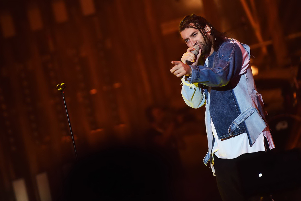 Gina Pistol și-a susținut iubitul împreună cu “socrii ei”! Imagini senzaționale de la concertul lui Smiley de la Arenele Romane