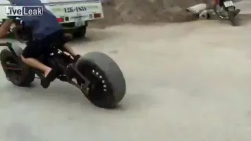 Cea mai tare motocicleta facuta pe genunchi!