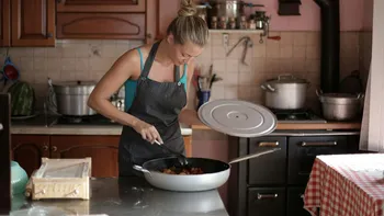 Ce a pățit o tânără de 35 de ani, după ce s-a angajat îngrijitoare/bucătăreasă în apartamentul unui pensionar de 30 de ani