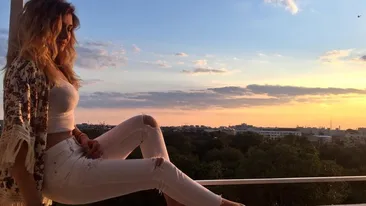 Alina Eremia s-a pozat in timp ce se epileaza cu bic-ul! Cand si-a dat seama de gafa, a sters imaginea