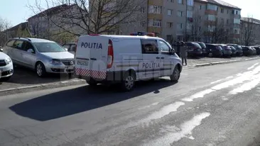 Descoperire macabră în Suceava! Un bărbat cu mănuși și mască pe față, găsit mort lângă blocul în care locuia. Dezvăluirile făcute de vecini