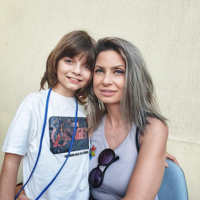 Adela și fiul ei, Davis, sunt terorizați de o necunoscută