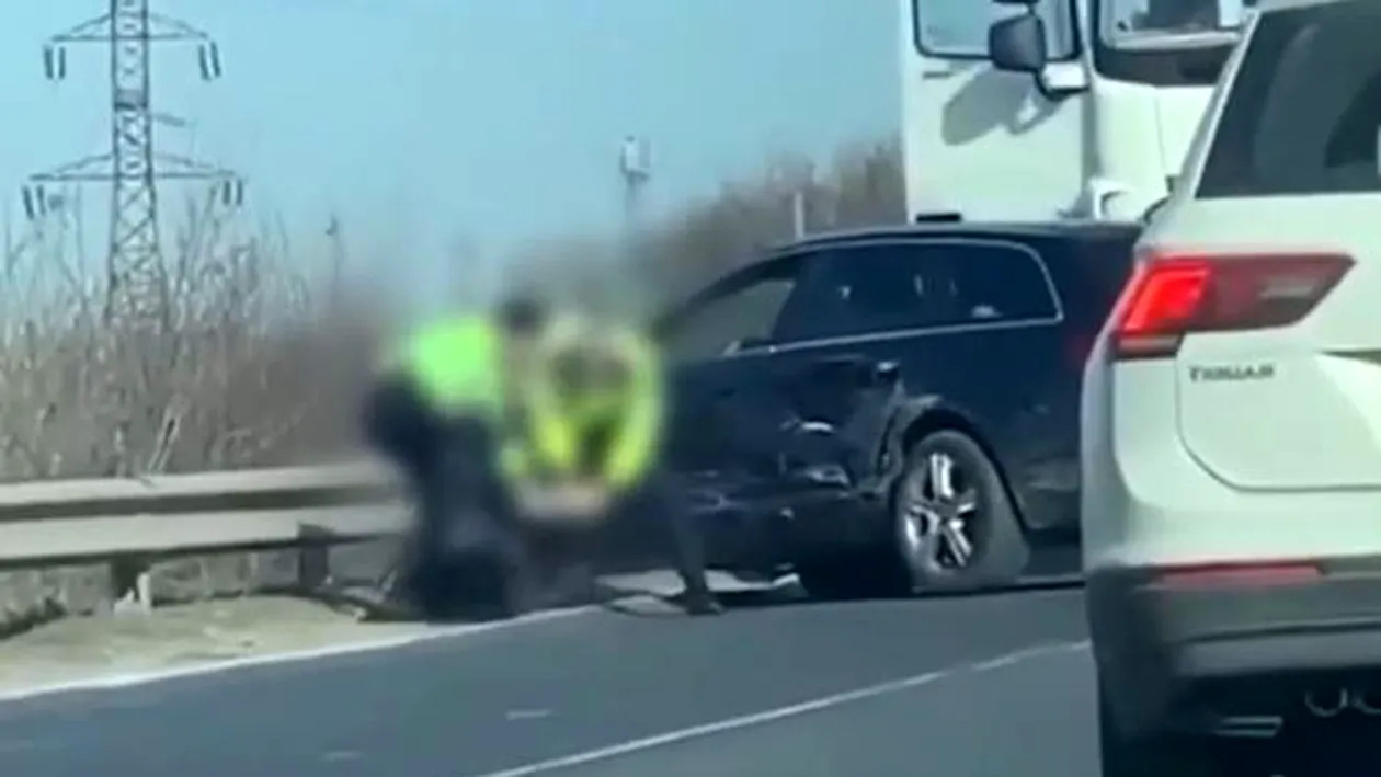 O polițistă a fost filmată în timp ce lovea cu piciorul în cap un bărbat. Totul s-a întâmplat pe Autostrada Soarelui
