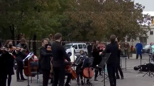 Gest impresionant pentru pacienții COVID! O orchestră a susținut un concert în curtea Institutului Fundeni. „Muzica ar putea alina suferința”