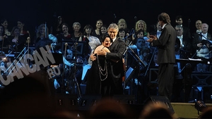 Andrea Bocelli nu si-a putut lua mainile de pe Angela Gheorghiu! A tinut-o strans in brate si abia daca a vrut sa-i dea drumul!