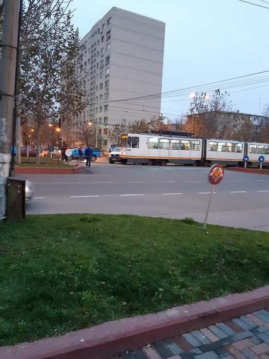 Accident în București între un tramvai și o dubă. În urma impactului violent, doi oameni au ajuns la spital