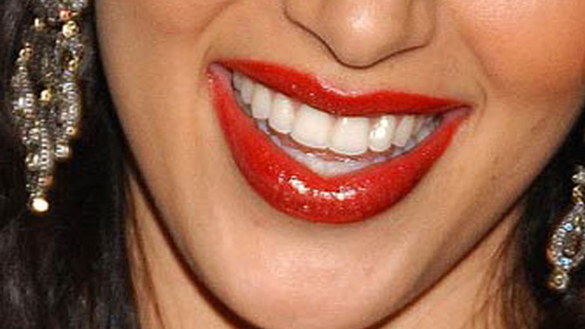 Are unul dintre cele mai frumoase zambete din showbiz, dar n-a platit pentru el! Afla ce starleta e datoare la dentist!