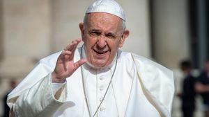 Tradiții și obiceiuri de Paștele Catolic. Slujba de Înviere s-a desfășurat fără restricții. Papa a spus în ucraineană „Hristos a înviat!”