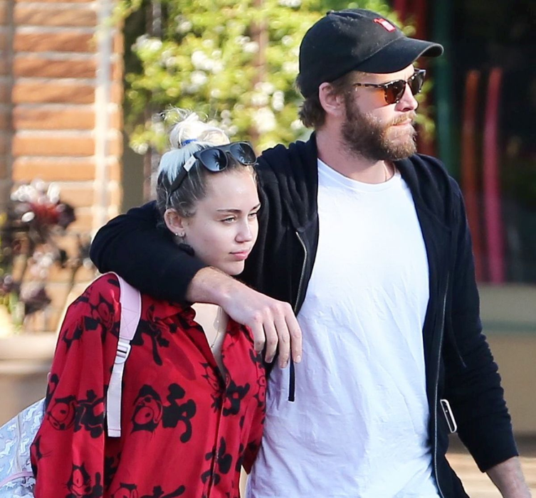 MILEY CYRUS ar fi însărcinată cu primul ei copil! Iată fotografia care trădează burtica de gravidă