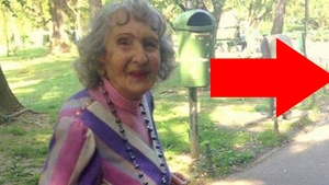 Detaliul grotesc din această fotografie făcută în Parcul Cișmigiu din București. O tânără i-a făcut o poză unei femei din 90 de ani, dar imaginea ascunde ceva înfiorător