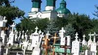 Caz incredibil la un cimitir din Huși! Cum zgomotele dintr-un mormânt nu încetau, au dezgropat cadavrul. Ce au găsit înăuntru