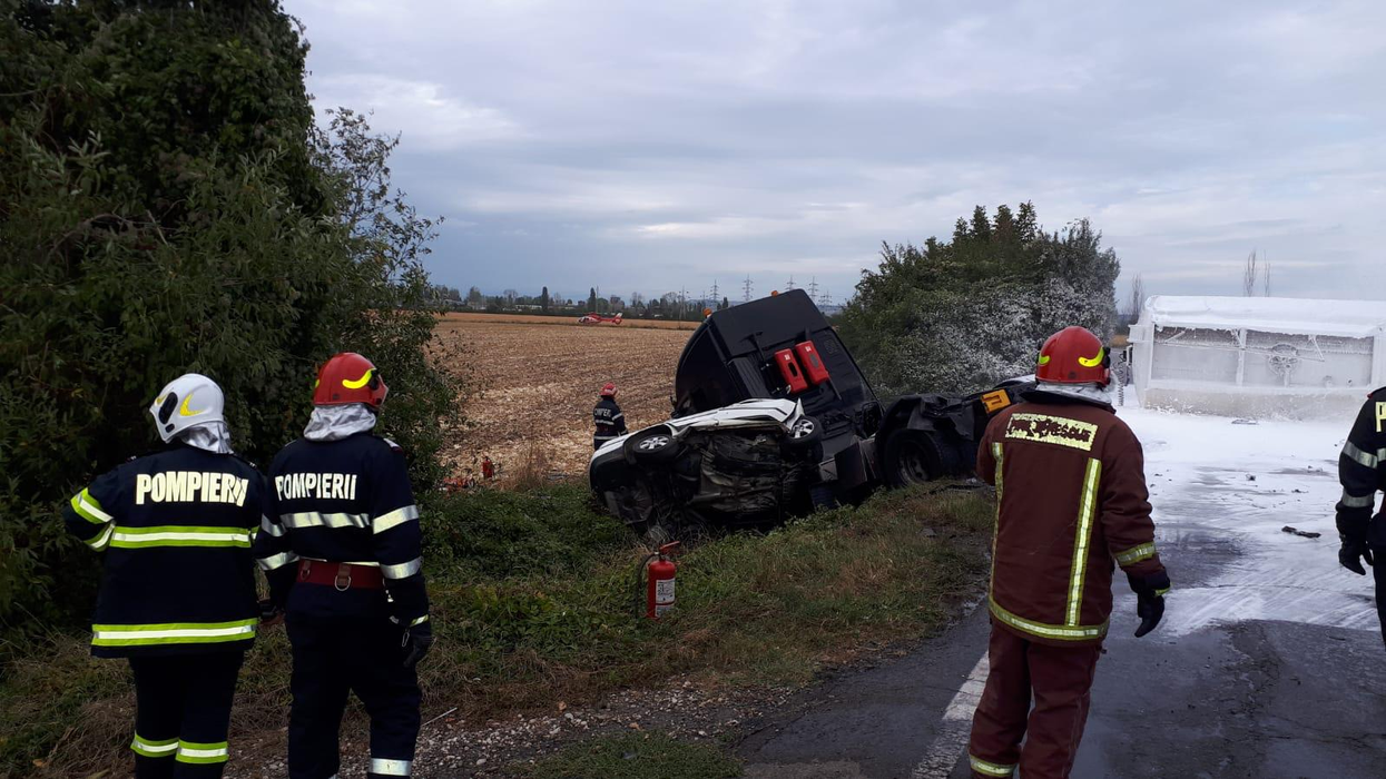 Accident grav în Prahova! O cisternă cu Kerosen s-a răsturnat peste un autoturism. A fost emisă o avertizare RO ALERT