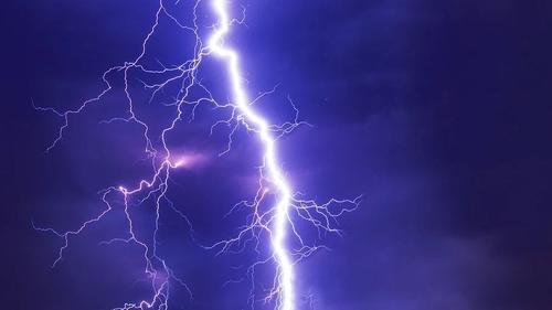 Fenomene extreme în București, după furtuna devastatoare de vineri