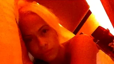 Anda Adam, obosita, trista si nemachiata, in pat, pentru fanii de pe Facebook