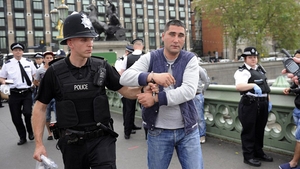 25 de sarlatani romani arestati la Londra: a fost nevoie de o ambuscada ca sa-i prinda! VEZI cu ce ii pacaleau pe englezi