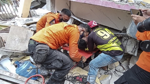 Indonezia, țara care pare blestemată. Oamenii sunt loviți de moarte din toate părțile: cutremur, inundații, alunecări de teren, avion prăbușit în mare și un nou record de cazuri COVID-19