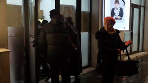 VIDEO / Fostul prezentator al celebrei emisiuni ”Feriţi-vă de măgăruş”, apariţie la căpătâiul Cristinei Stamate! Cum arată acum actorul